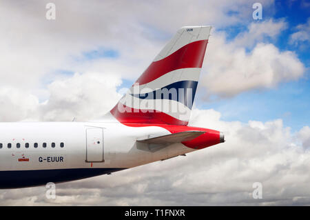 Flughafen Manchester, Großbritannien - 30 April 2016: British Airways Airbus A320-232 G-EUUR CN 2040 Momente nach der Ankunft. Stockfoto