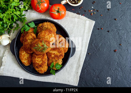 Saftige hausgemachte Schnitzel (Rind, Schwein, Huhn) auf schwarzem Hintergrund. Die Ansicht von oben Stockfoto