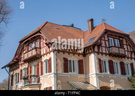 Single Fachwerkhaus mit alten Dach renovierungsbedürftig Stockfoto