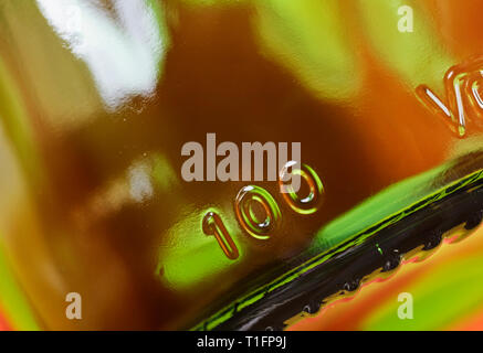 Zahl Einhundert auf einem hellen Stück Glas, selektiver Fokus und hellen Farben Stockfoto