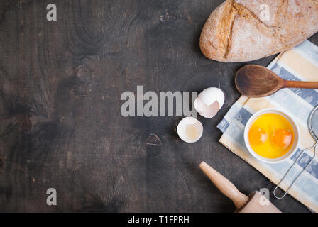 Backen Hintergrund mit Eierschale, Brot, Mehl, Rolling Pin Stockfoto