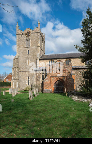 Bures Kirche Suffolk UK, mit Blick auf die Südseite der St. Mary's Kirche im Dorf Buren auf der Essex, Suffolk, England, Grossbritannien. Stockfoto