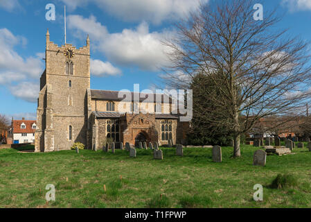 Bures Kirche Suffolk UK, mit Blick auf die Südseite der St. Mary's Kirche im Dorf Buren auf der Essex, Suffolk, England, Grossbritannien. Stockfoto