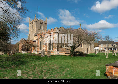 Bures Kirche Suffolk UK, mit Blick auf die Südseite der St. Mary's Kirche im Dorf Buren auf der Essex, Suffolk, England, Grossbritannien. Stockfoto