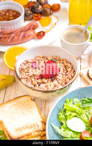 Müsli mit verschiedenen Arten von Frühstück oder Brunch Stockfoto