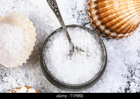 Blick von oben auf die Salz, Muscheln und grobkörniges Meersalz Nahaufnahme Stockfoto