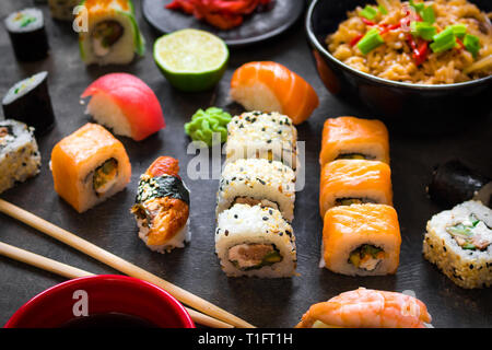 Tisch serviert mit Sushi und traditionelle japanische Küche Stockfoto