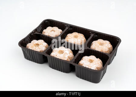 Eine Pfanne mit Cookies auf einem weißen Tisch Stockfoto