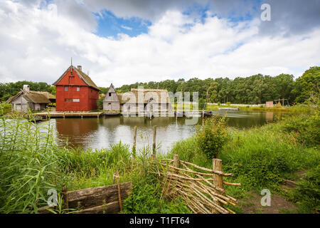 Die mittelalterlichen Häuser und Boote im Mittelalter Zentrum, der experimentellen Living History Museum in Sundby Lolland, Dänemark. Stockfoto