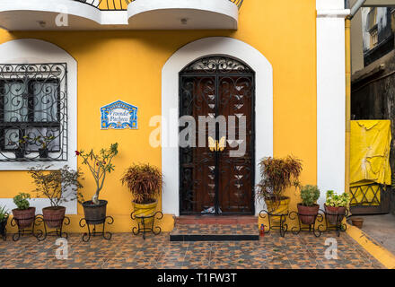 Gelbes Haus im Kolonialstil in Fontainhas, Panaji (Panjim), Goa, Indien Stockfoto