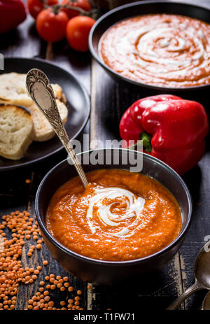 Kürbissuppe mit Sahne Stockfoto