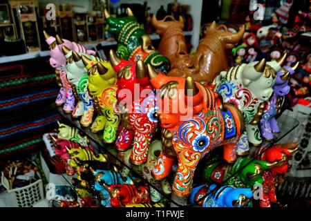 Keramik Stier - Einkaufszentrum in Lima. Abteilung von Lima Peru Stockfoto