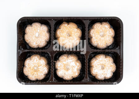 Eine Pfanne mit Cookies auf einem weißen Tisch Stockfoto