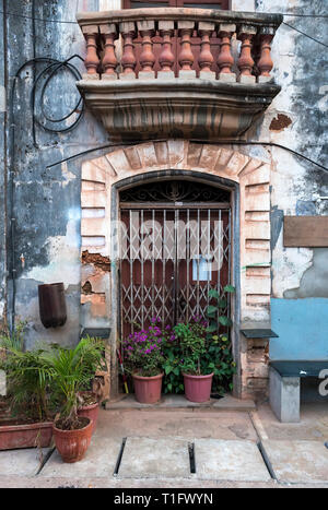Altes Haus im Kolonialstil Tür, Fontainhas, Panaji (Panjim), Goa, Indien Stockfoto