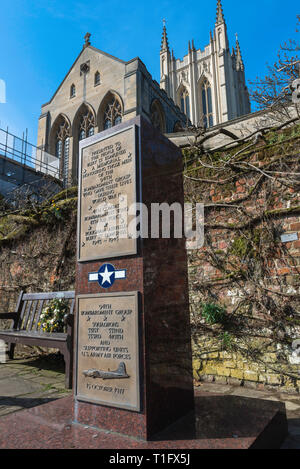 Gedenkstätte für US-amerikanische Flugzeuge, die während des Zweiten Weltkriegs Bombenanschläge vom Flugplatz Rougham, Suffolk, in Abbey Gardens, Bury St Edmunds UK geflogen sind Stockfoto