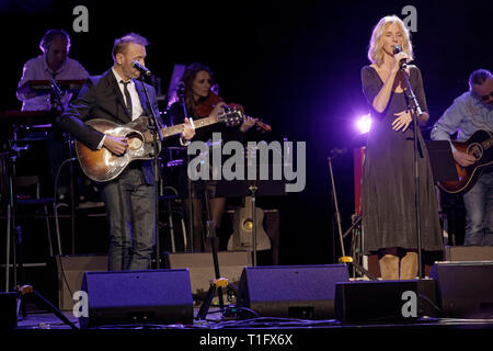 Paris, Frankreich. 18 Mär, 2019. Sandrine Kiberlain singt, von Pierre Souchon (Gitarre) während der XIV Charity Gala gegen Alzheimer begleitet Stockfoto