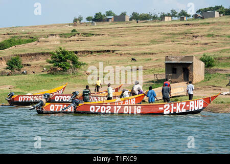 Lokale Fischer mit ihren Booten neben Kazinga Kanal innerhalb von Queen Elizabeth National Park, South West Uganda, Ostafrika Stockfoto