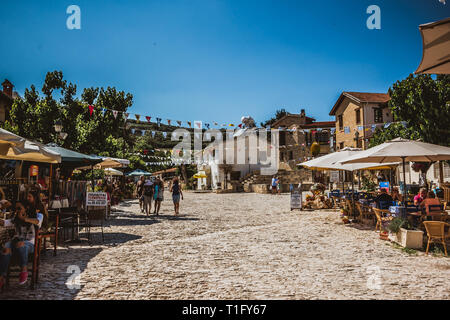 Pano Lefkara Griechisch: ist ein Dorf auf der Insel Zypern ist berühmt für seine Spitzen, bekannt als lefkaritika in Griechisch: Silber und Kunsthandwerk. Das Dorf nimmt Stockfoto