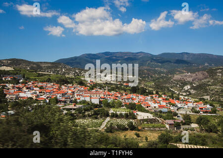 Orange Dächern. Panoramaaussicht in der Nähe von Kato Lefkara - ist das berühmteste Dorf im Troodos-gebirge. Limassol District, Zypern, Mittelmeer Stockfoto