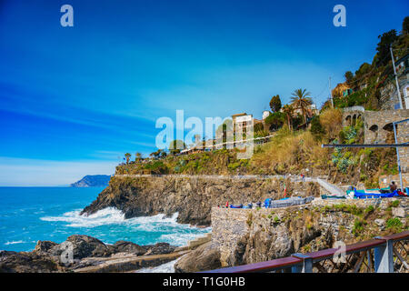 Die schöne Landschaft in Manarola Stadt, der Nationalpark der Cinque Terre, Ligurien, Italien. Es ist eines von fünf berühmten bunten Fischerdörfern. Stockfoto