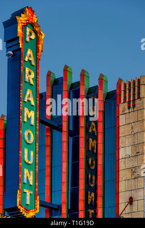 Bristol, Tennessee, USA - März 20,2019: über der Straße von Bristol, Virginia ist das Paramount Theater in Bristol, Tennessee, im 1930-19 erbauten Stockfoto