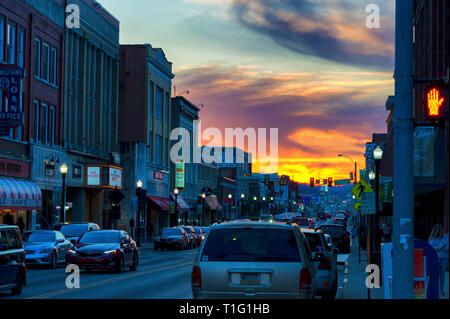 Bristol, Virginia/Tennessee, USA - März 20,2019: Downtown Bristol, an der State Street in der Dämmerung mit bunten Sonnenuntergang Himmel. Stockfoto