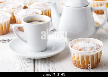 Hausgemachte Kürbis Muffins auf dem hölzernen Tisch Stockfoto