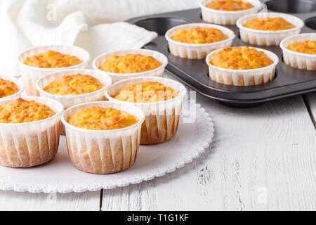 Herstellung von hausgemachten Kürbis Muffins, in eine Backform Stockfoto