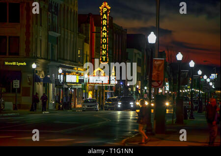 Bristol, Virginia/Tennessee, USA - März 20,2019: Night Street Szene auf der State Street in der Innenstadt von Bristol, Virginia/Tennessee. Stockfoto