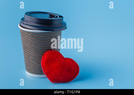 Rotes Herz und Tasse Kaffee Stockfoto
