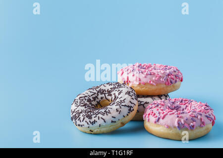 Unausgewogene Ernährung behandelt, Cookies und Donuts Stockfoto