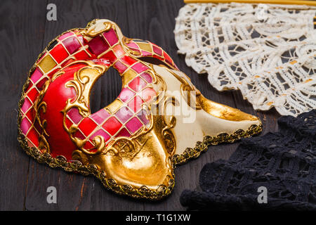 Cat Karneval Maske und Ventilator auf Tisch, bereit zu tragen Stockfoto