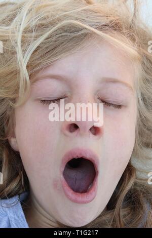 Portrait eines Mädchens mit bedhead Gähnen mit geschlossenen Augen Aufwachen Stockfoto