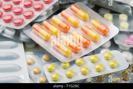 Nahaufnahme von verschiedenen pharmazeutischen Tabletten und Pillen in Blisterpackungen Stockfoto