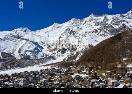 Saas-Fee mit dem Peak Alphubel und die Mischabel massiv, Wallis, Schweiz Stockfoto