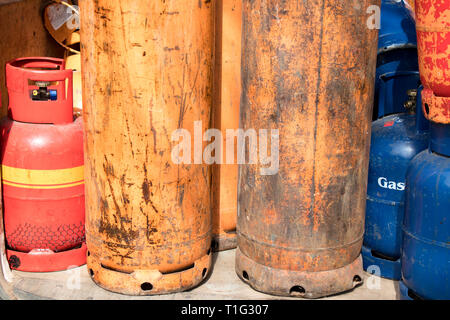 Andere Farbe und Größe Zylinder gas Flaschen zum Nachfüllen und Lieferung gespeichert Stockfoto