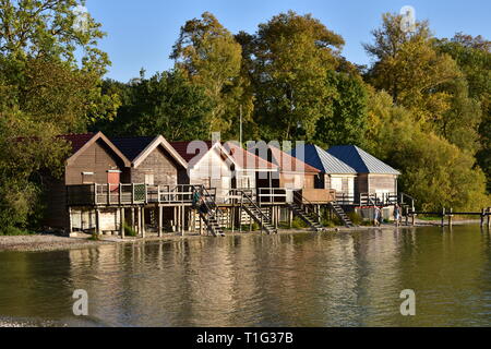 Bootshäuser am bayerischen Ammersee im Sommer Stockfoto