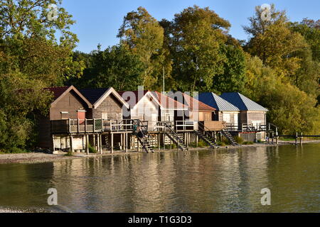 Bootshäuser am bayerischen Ammersee im Sommer Stockfoto