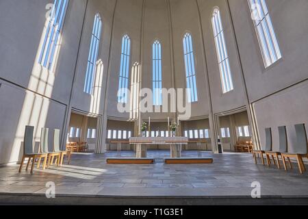 Moderne Kathedrale innen Stockfoto