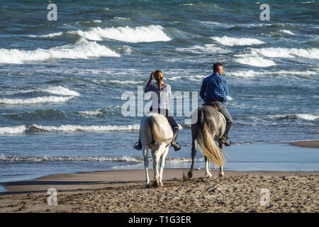 Mann und Frau reiten am Strand, Rückansicht zurück Valencia Spanien Europa Stockfoto