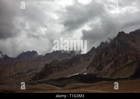 Berge in den Wolken. Tien-Shan Berge. Zentralasien Kasachstan Stockfoto