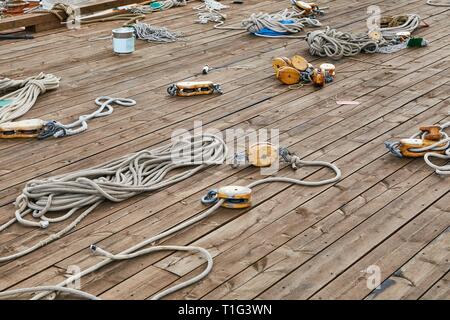 Segelboot roaps auf einem Deck Stockfoto