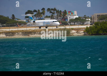 Flugzeug Landung in Aruba Flughafen Stockfoto