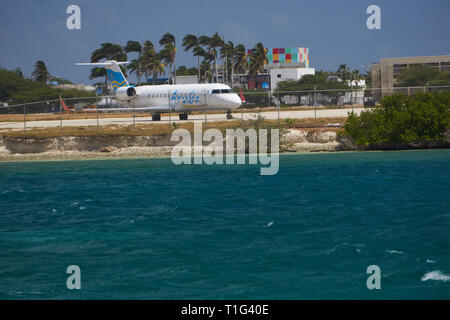 Flugzeug Landung in Aruba Flughafen Stockfoto