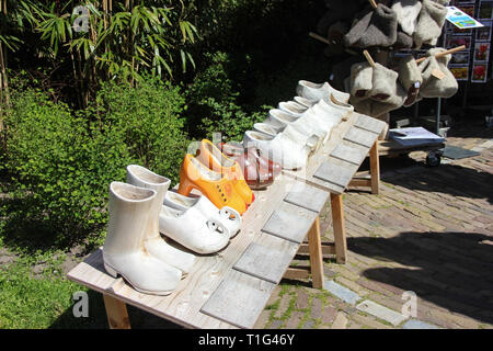 Klompen - Verstopfen traditionelle Holzschuhe statue Spielzeug in Lisse, Niederlande, Holland. Frühling im Keukenhof Garten Stockfoto