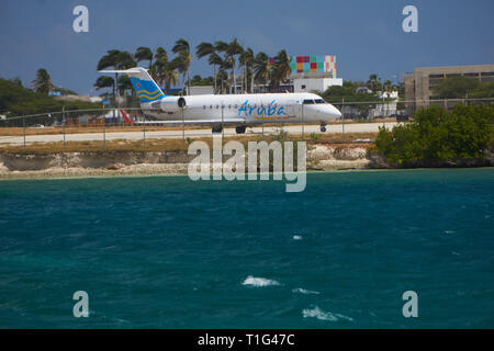 Flugzeug Landung in Aruba Flughafen Stockfoto