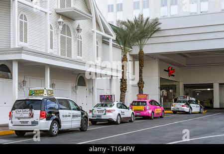 LAS VEGAS, Nevada, USA - Februar 2019: Taxis in der Warteschlange vor dem Eingang zum Tropicana Hotel in Las Vegas. Stockfoto