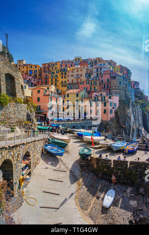 Die schöne Landschaft in Manarola Stadt, der Nationalpark der Cinque Terre, Ligurien, Italien. Es ist eines von fünf berühmten bunten Fischerdörfern. Stockfoto