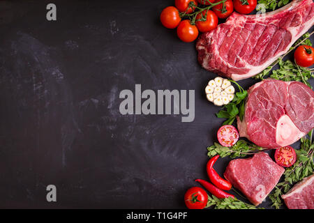 Rohes Fleisch Steaks auf einem dunklen Hintergrund bereit zu rösten Stockfoto