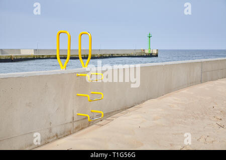 Konkrete Quay in Dziwnow port Eintrag, Polen. Stockfoto